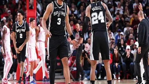 库里狂飙51分10篮板8助攻5抢断，日天模式重启！