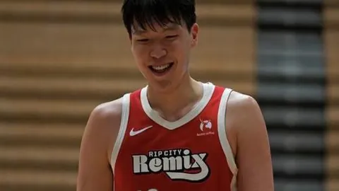 【震撼开场！闪电进球！埃基蒂克头槌破网，利物浦速战速决1-0领跑布莱顿】